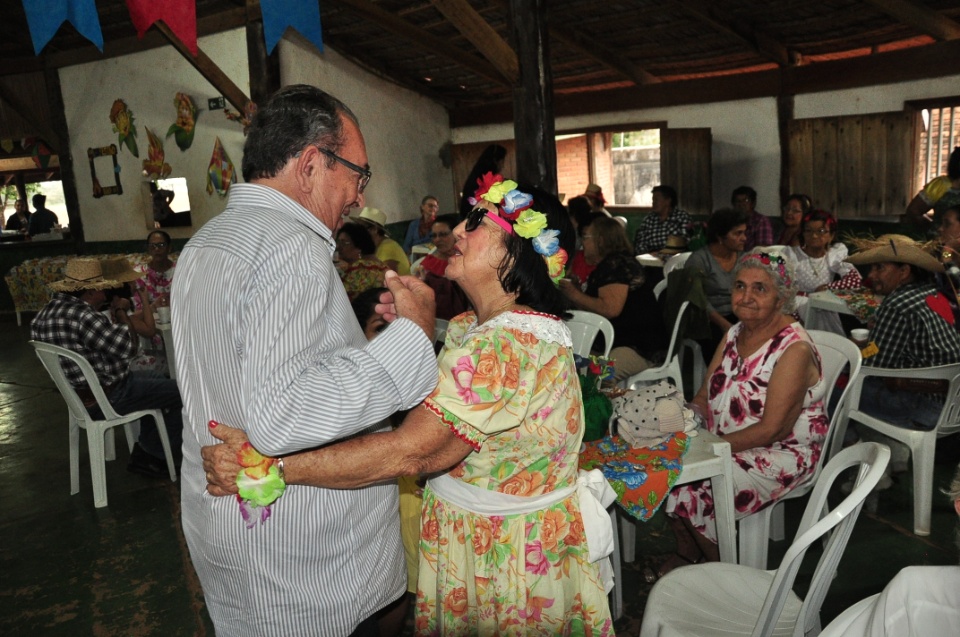Projeto Conviver Idosos realiza "Arraiá da Mió Idade"