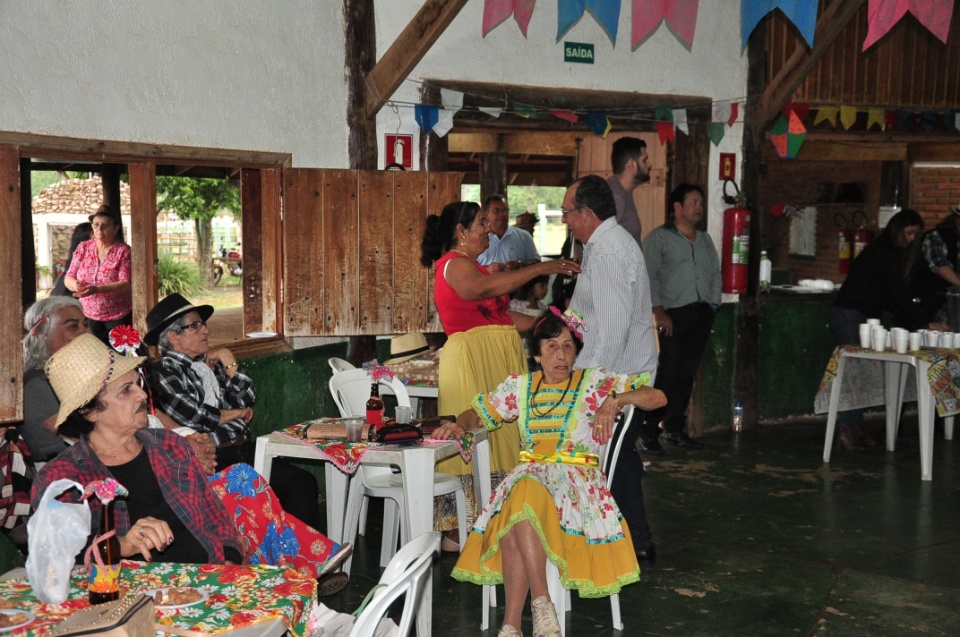 Projeto Conviver Idosos realiza "Arraiá da Mió Idade"