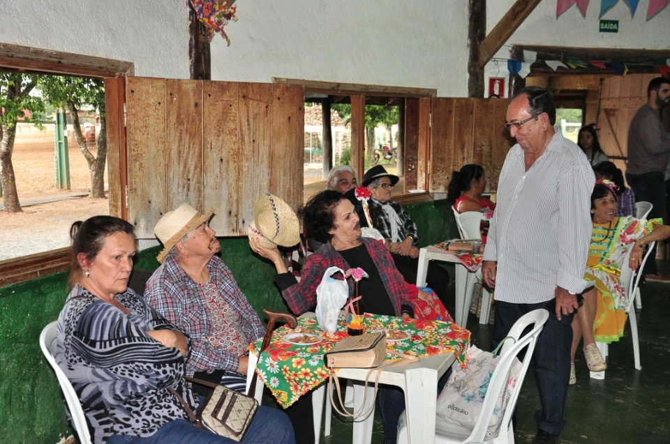 Projeto Conviver Idosos realiza "Arraiá da Mió Idade"