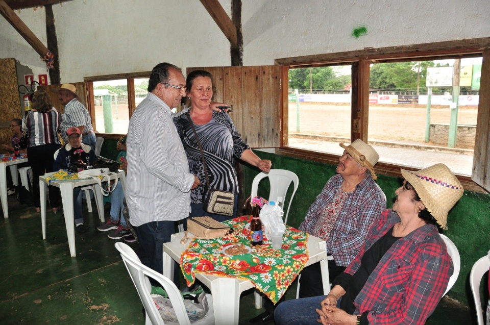 Projeto Conviver Idosos realiza "Arraiá da Mió Idade"
