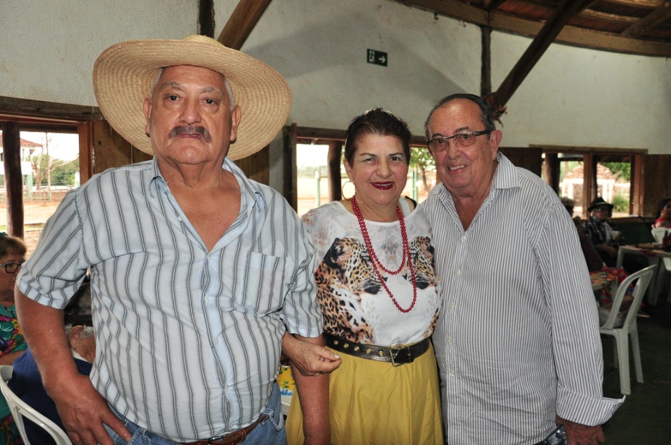 Projeto Conviver Idosos realiza "Arraiá da Mió Idade"