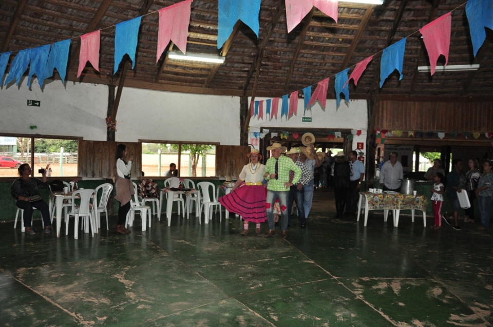 Projeto Conviver Idosos realiza "Arraiá da Mió Idade"