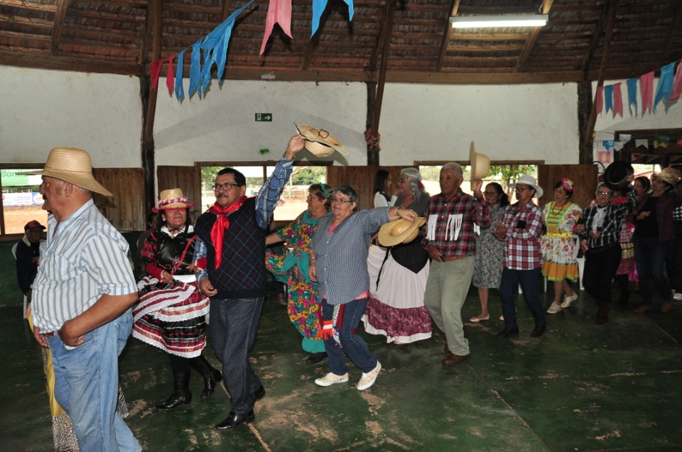 Projeto Conviver Idosos realiza "Arraiá da Mió Idade"