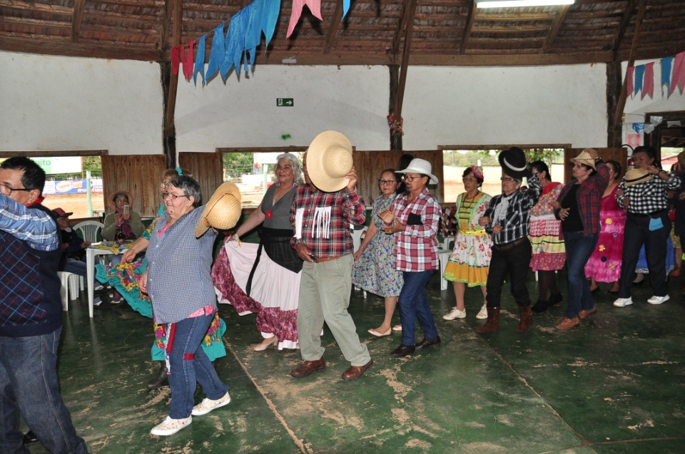 Projeto Conviver Idosos realiza "Arraiá da Mió Idade"
