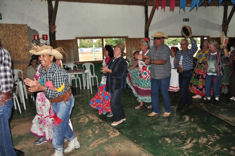 Projeto Conviver Idosos realiza "Arraiá da Mió Idade"
