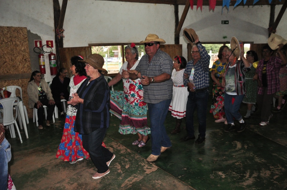 Projeto Conviver Idosos realiza "Arraiá da Mió Idade"