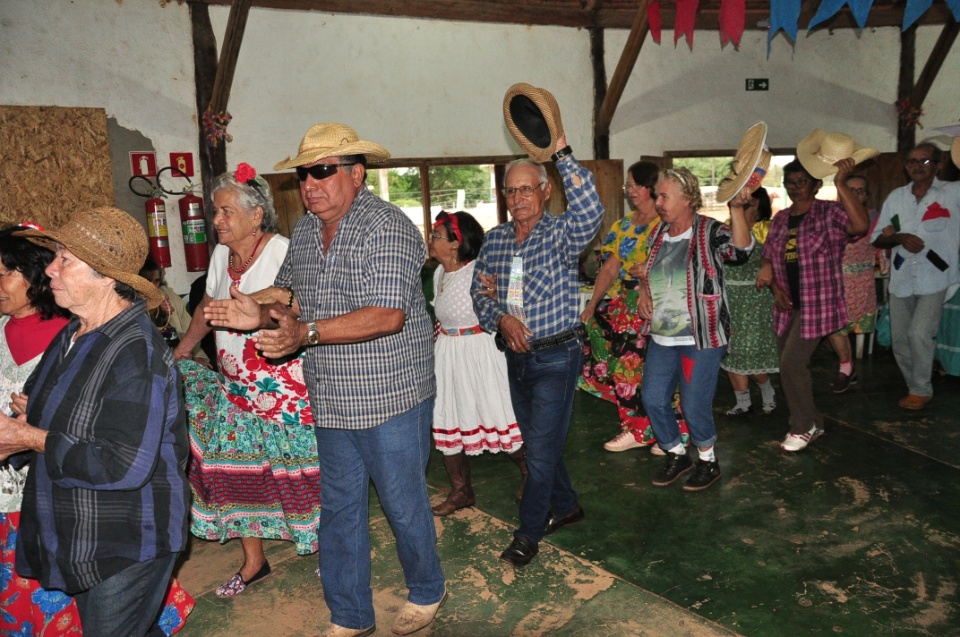 Projeto Conviver Idosos realiza "Arraiá da Mió Idade"