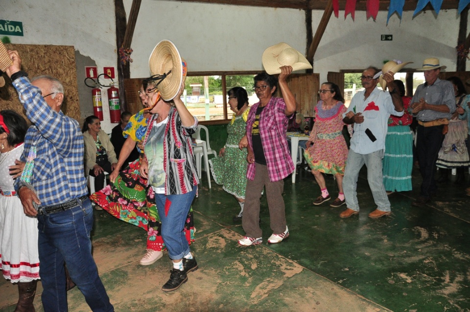 Projeto Conviver Idosos realiza "Arraiá da Mió Idade"