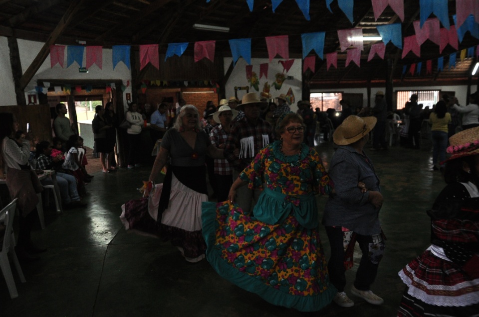 Projeto Conviver Idosos realiza "Arraiá da Mió Idade"