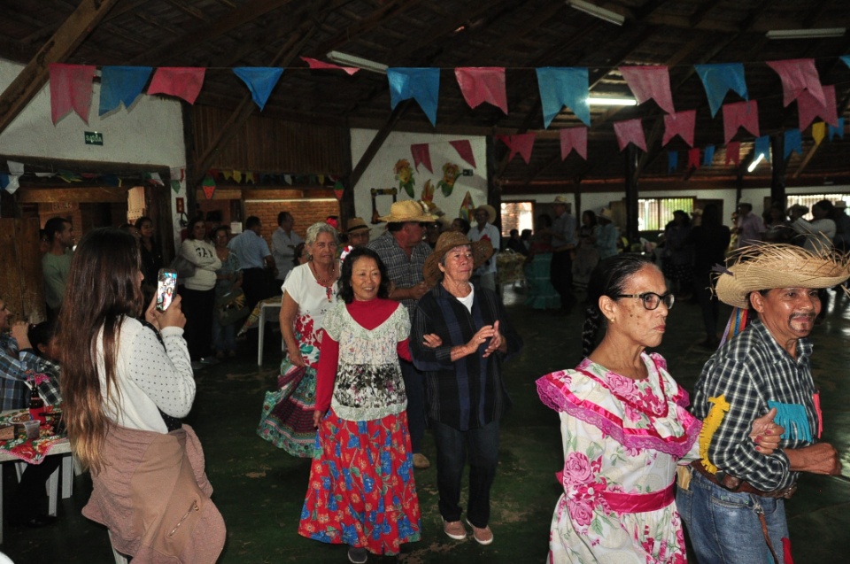 Projeto Conviver Idosos realiza "Arraiá da Mió Idade"