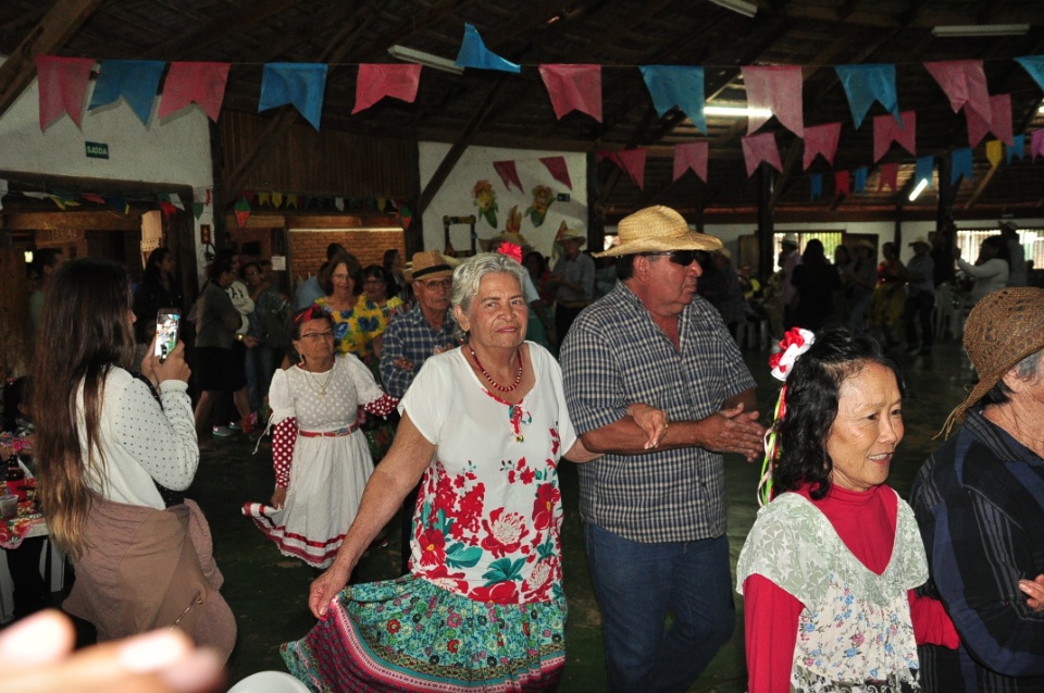 Projeto Conviver Idosos realiza "Arraiá da Mió Idade"
