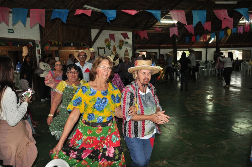 Projeto Conviver Idosos realiza "Arraiá da Mió Idade"