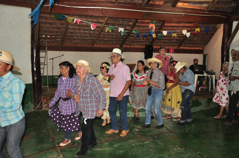 Projeto Conviver Idosos realiza "Arraiá da Mió Idade"