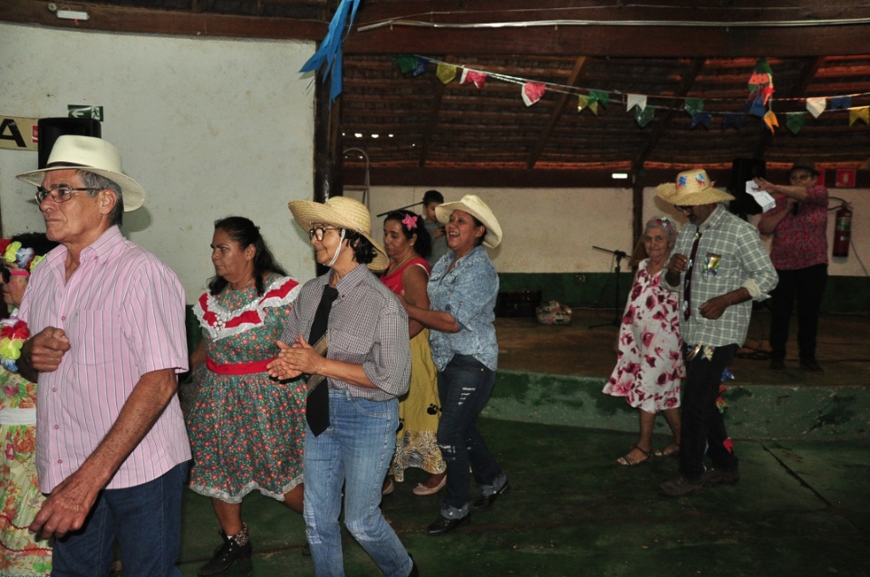 Projeto Conviver Idosos realiza "Arraiá da Mió Idade"