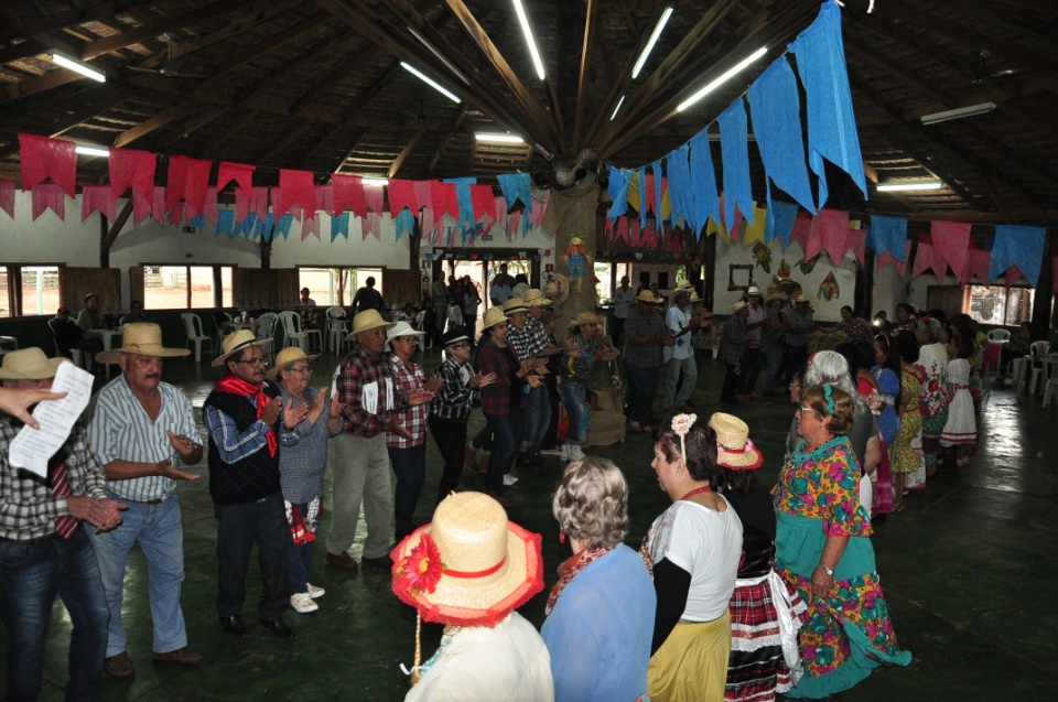 Projeto Conviver Idosos realiza "Arraiá da Mió Idade"