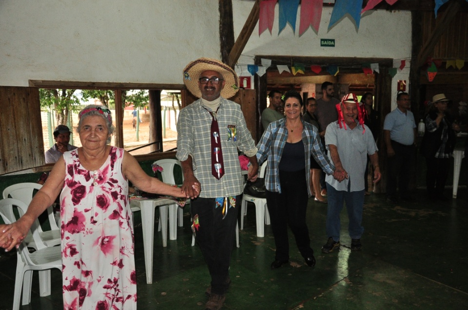 Projeto Conviver Idosos realiza "Arraiá da Mió Idade"