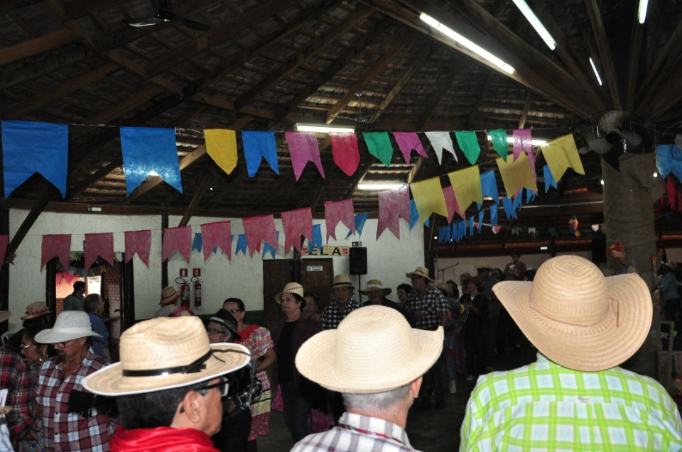 Projeto Conviver Idosos realiza "Arraiá da Mió Idade"