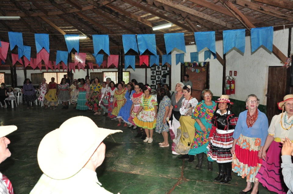 Projeto Conviver Idosos realiza "Arraiá da Mió Idade"