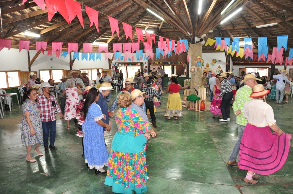 Projeto Conviver Idosos realiza "Arraiá da Mió Idade"