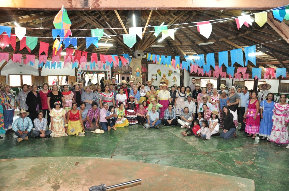Projeto Conviver Idosos realiza "Arraiá da Mió Idade"