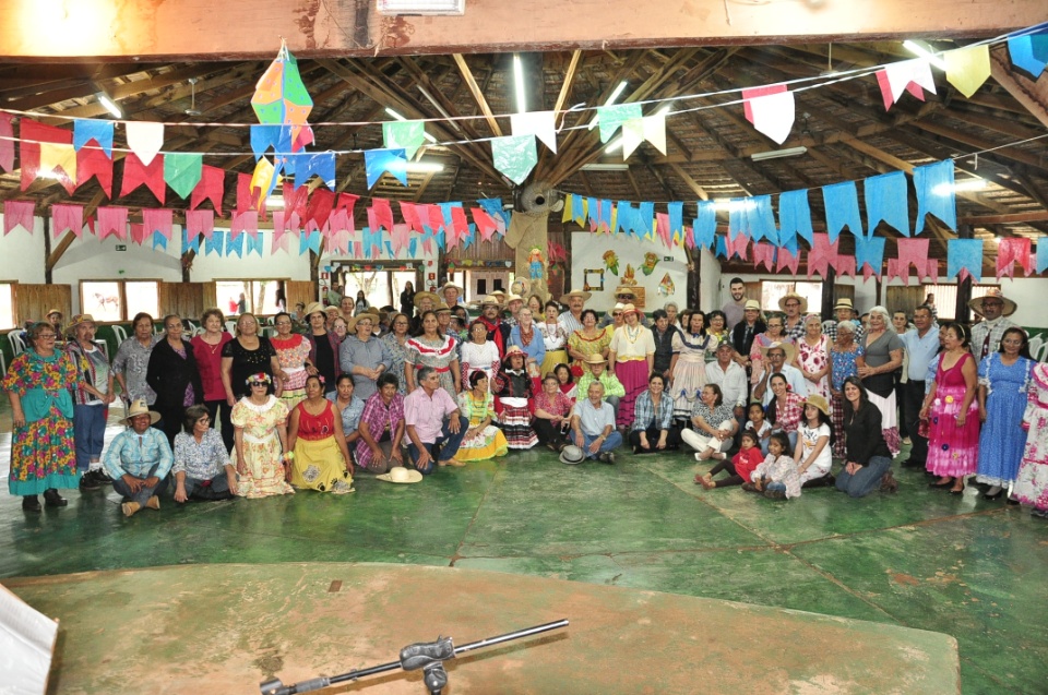 Projeto Conviver Idosos realiza "Arraiá da Mió Idade"