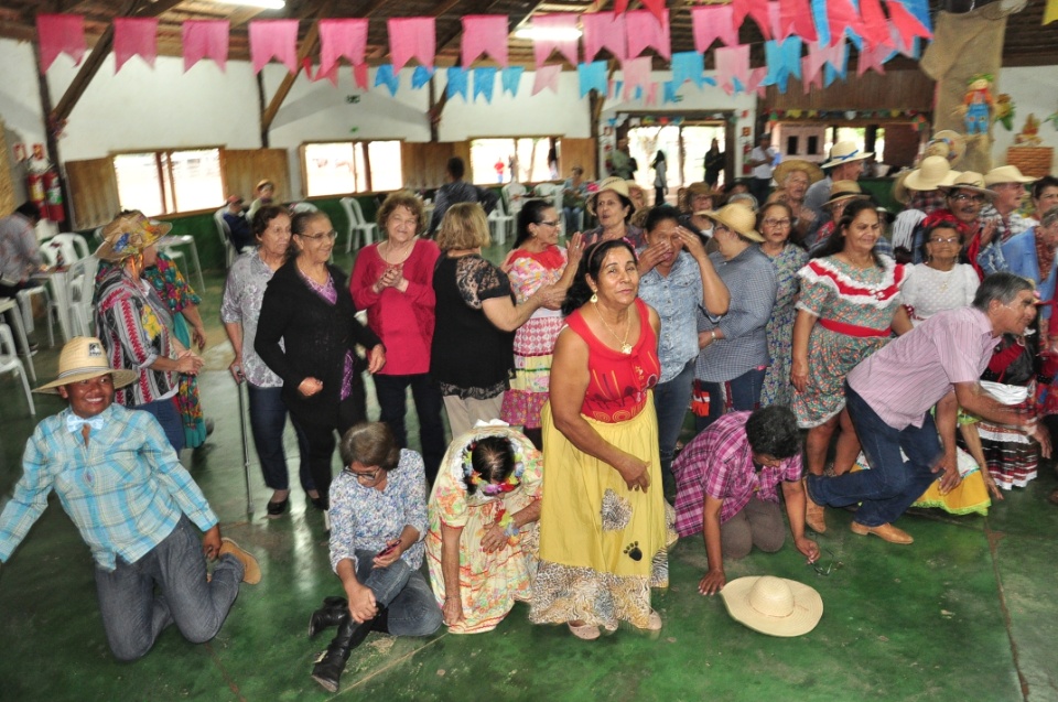 Projeto Conviver Idosos realiza "Arraiá da Mió Idade"