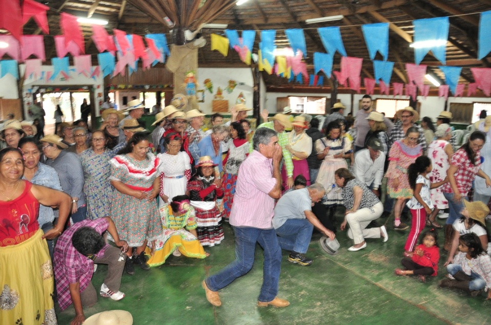 Projeto Conviver Idosos realiza "Arraiá da Mió Idade"
