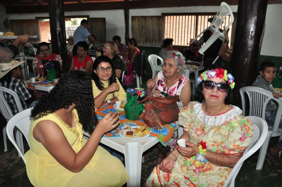 Projeto Conviver Idosos realiza "Arraiá da Mió Idade"