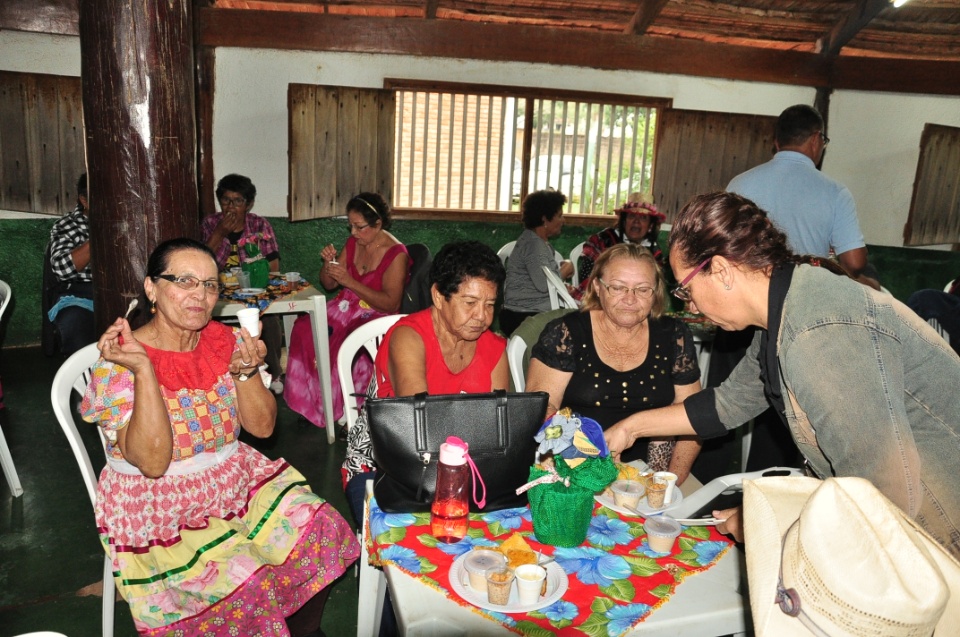 Projeto Conviver Idosos realiza "Arraiá da Mió Idade"