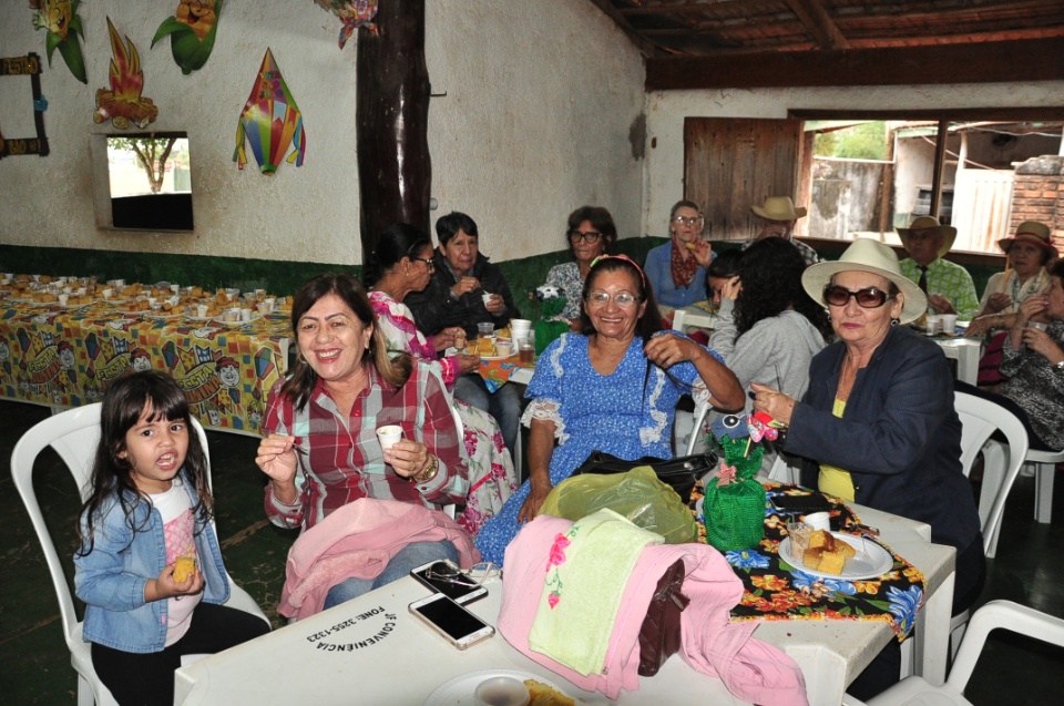 Projeto Conviver Idosos realiza "Arraiá da Mió Idade"