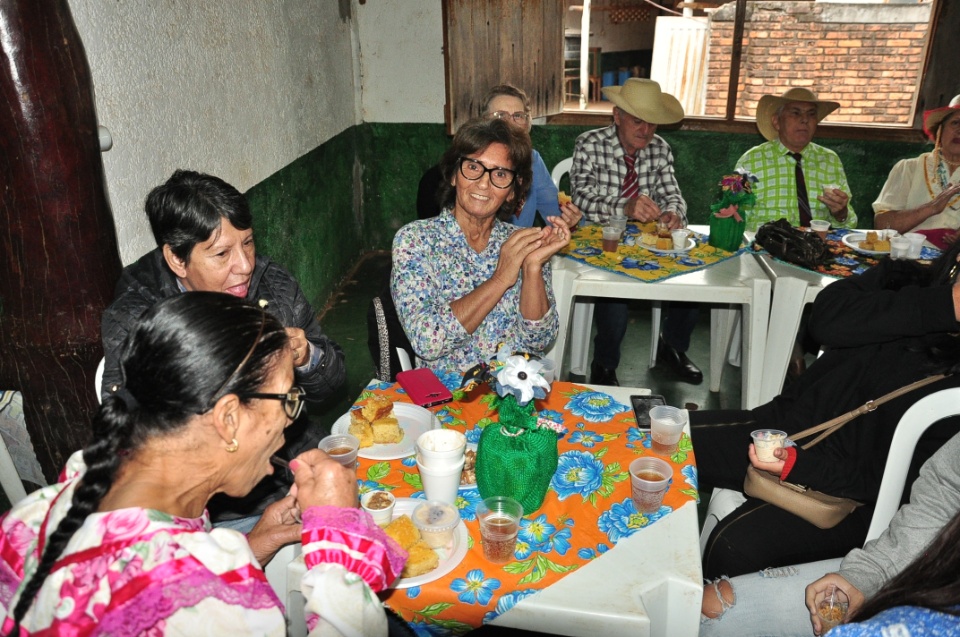Projeto Conviver Idosos realiza "Arraiá da Mió Idade"