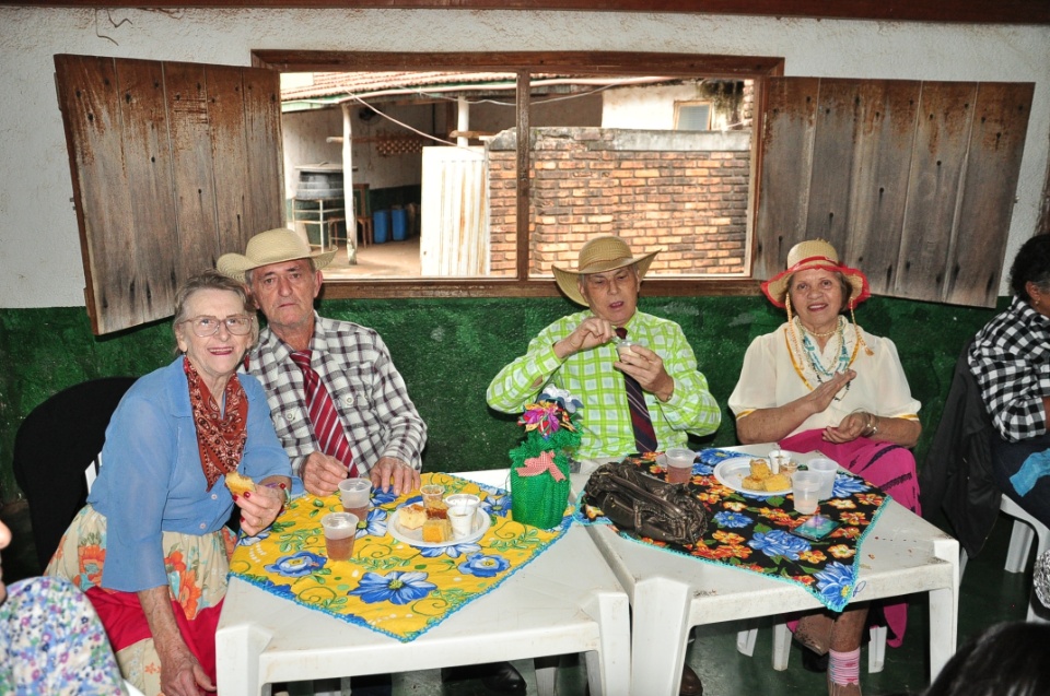 Projeto Conviver Idosos realiza "Arraiá da Mió Idade"