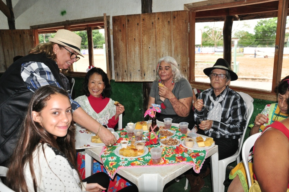 Projeto Conviver Idosos realiza "Arraiá da Mió Idade"