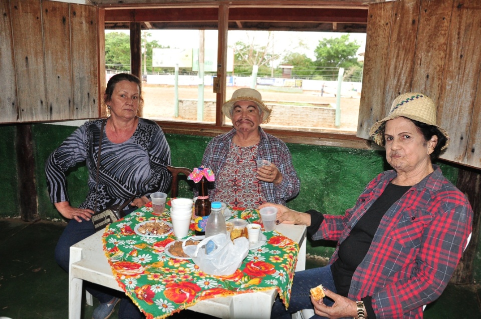 Projeto Conviver Idosos realiza "Arraiá da Mió Idade"