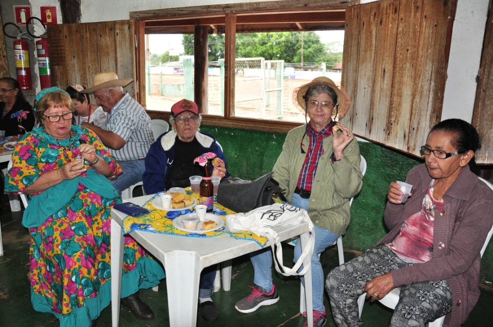 Projeto Conviver Idosos realiza "Arraiá da Mió Idade"