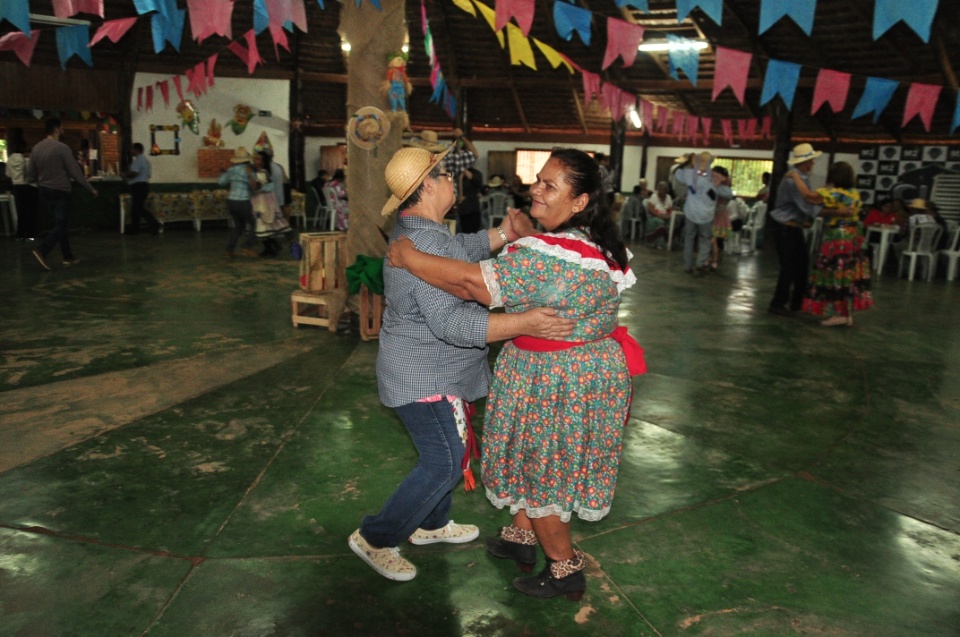 Projeto Conviver Idosos realiza "Arraiá da Mió Idade"