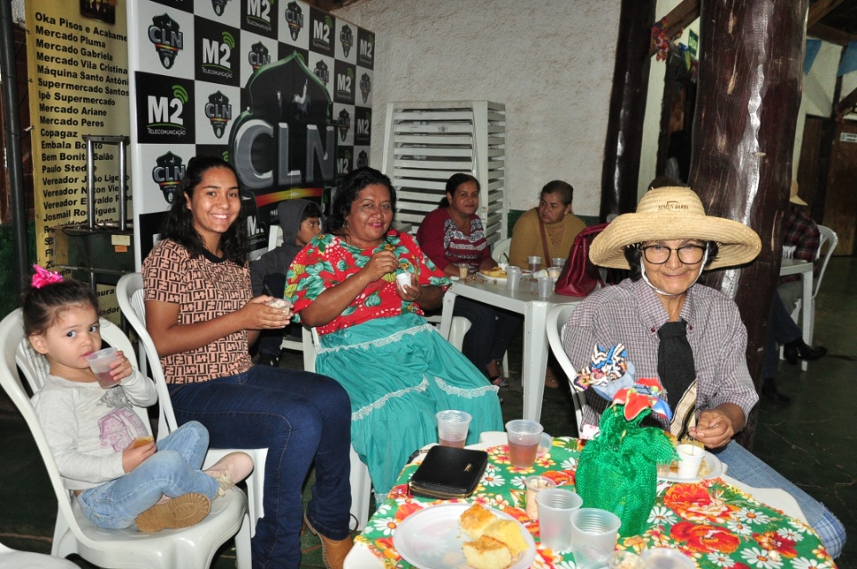 Projeto Conviver Idosos realiza "Arraiá da Mió Idade"