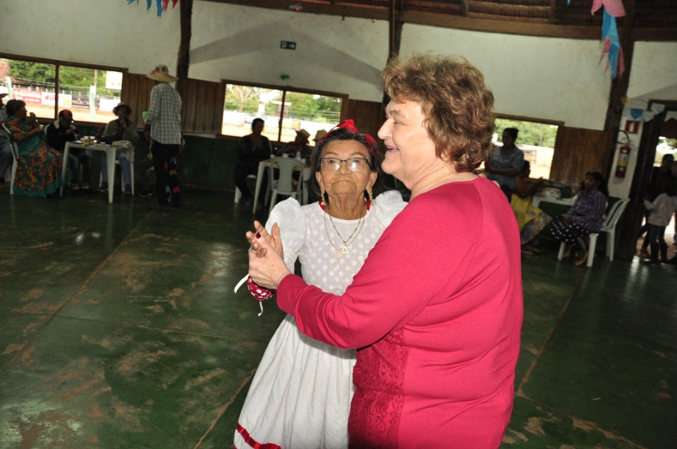 Projeto Conviver Idosos realiza "Arraiá da Mió Idade"