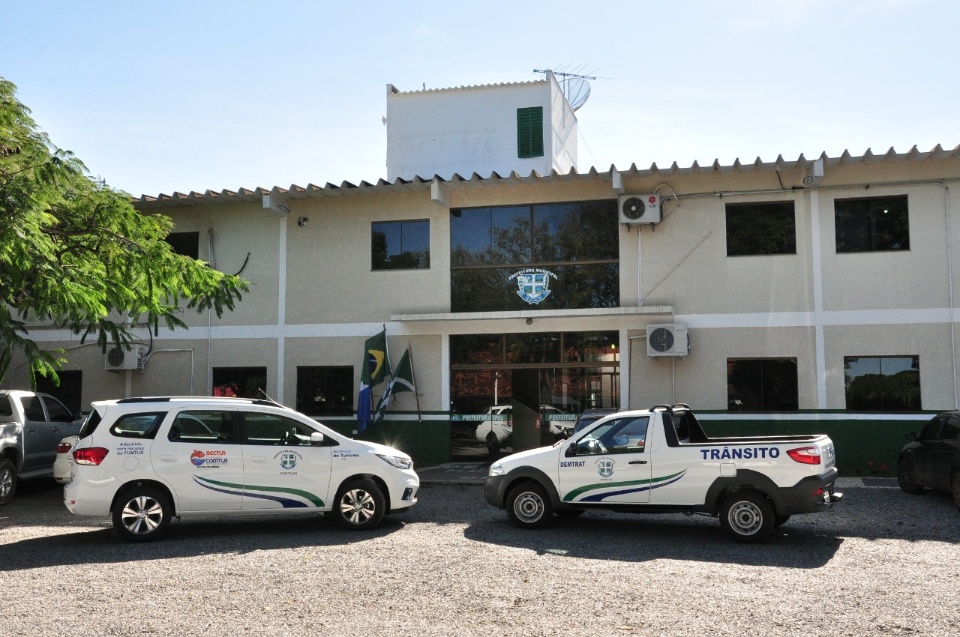 Prefeito entrega novos veículos para o DEMTRAT e SECTUR