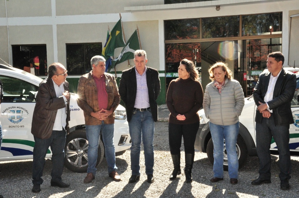Prefeito entrega novos veículos para o DEMTRAT e SECTUR