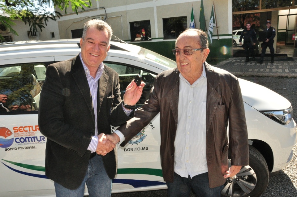 Prefeito entrega novos veículos para o DEMTRAT e SECTUR