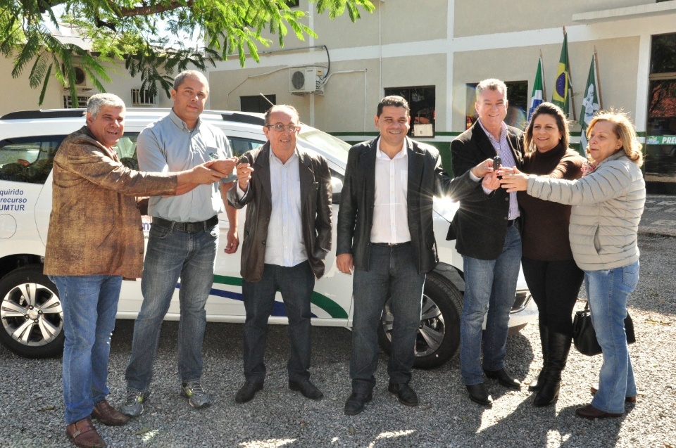 Prefeito entrega novos veículos para o DEMTRAT e SECTUR