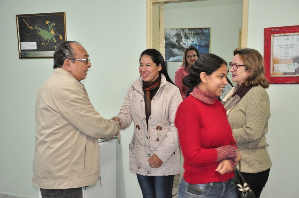 Prefeito dá posse a mais 4 candidatas aprovadas no concurso