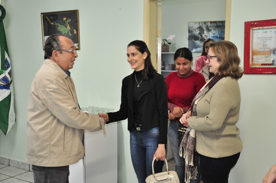 Prefeito dá posse a mais 4 candidatas aprovadas no concurso