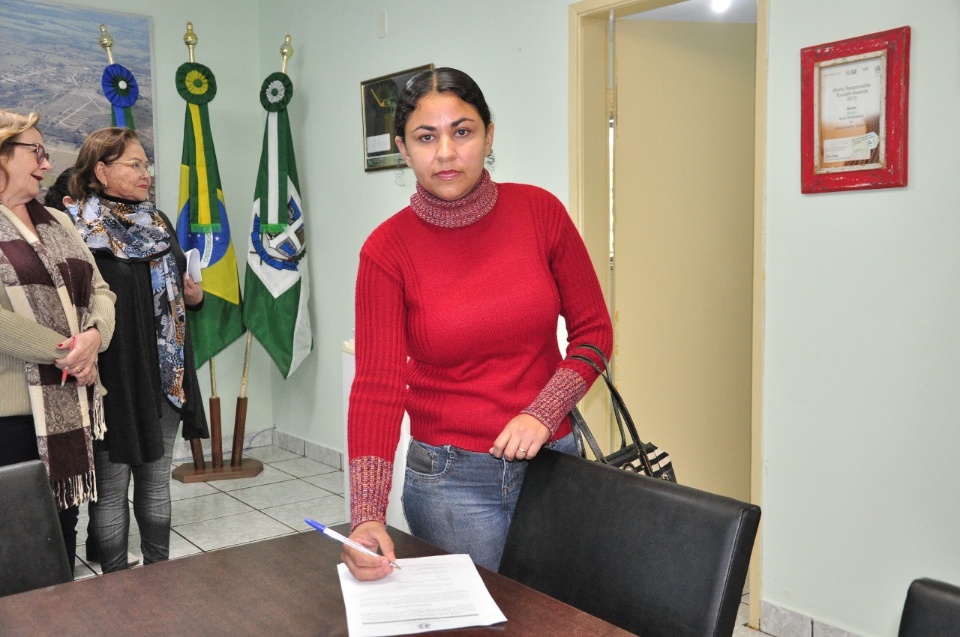 Prefeito dá posse a mais 4 candidatas aprovadas no concurso