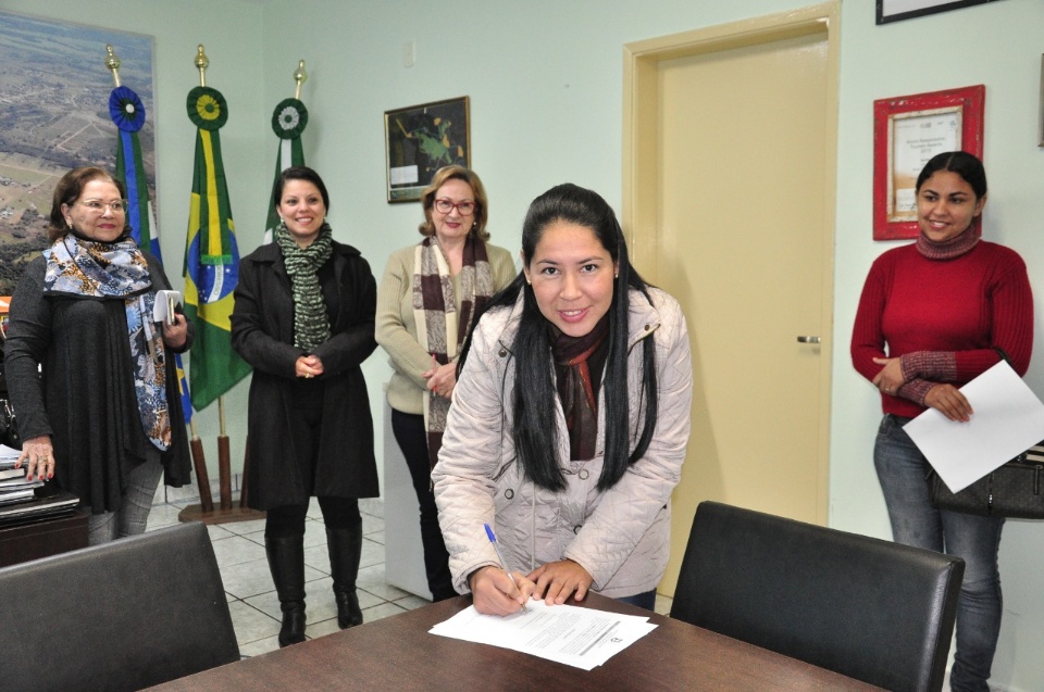 Prefeito dá posse a mais 4 candidatas aprovadas no concurso