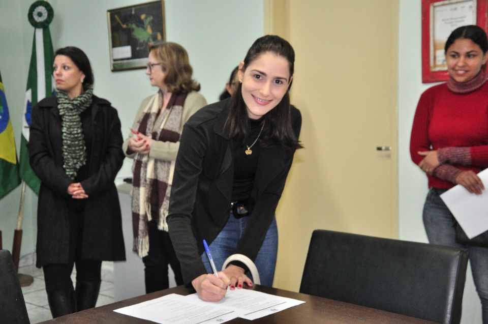 Prefeito dá posse a mais 4 candidatas aprovadas no concurso