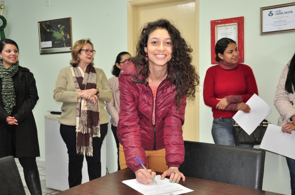 Prefeito dá posse a mais 4 candidatas aprovadas no concurso