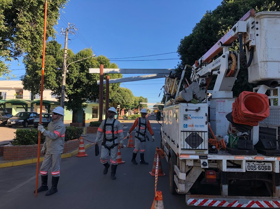 Meio Ambiente e Energisa realizam poda radical das árvores