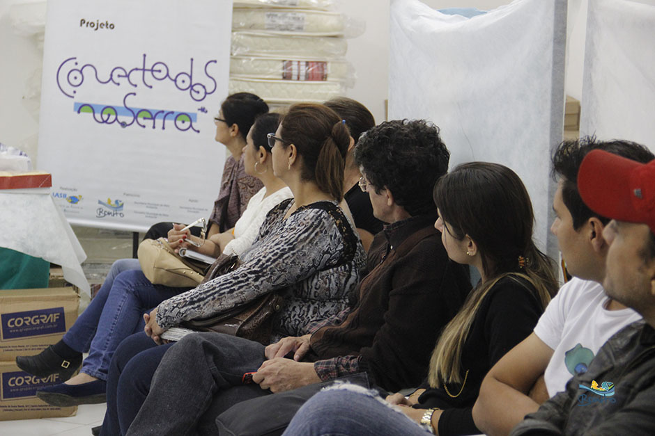 Secretaria Municipal de Educação recebe certificado e calendário do IASB